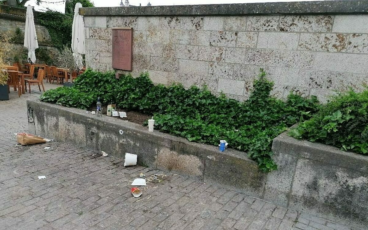 Muell am mainkai nach partynacht Muell am mainkai nach partynacht
